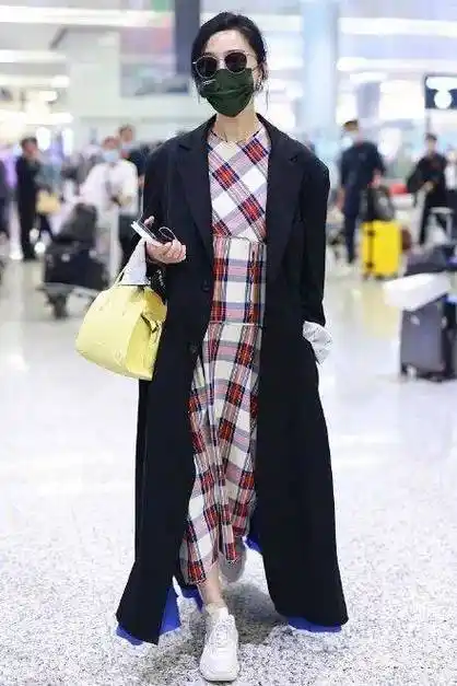 范冰冰在国外被拍,并没觉得多漂亮,素颜面黄肌瘦,随便一个路人都比她