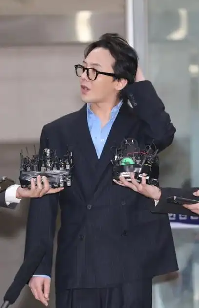 本名权志龙)当时除了头发和眉毛外,全身大部分都做了