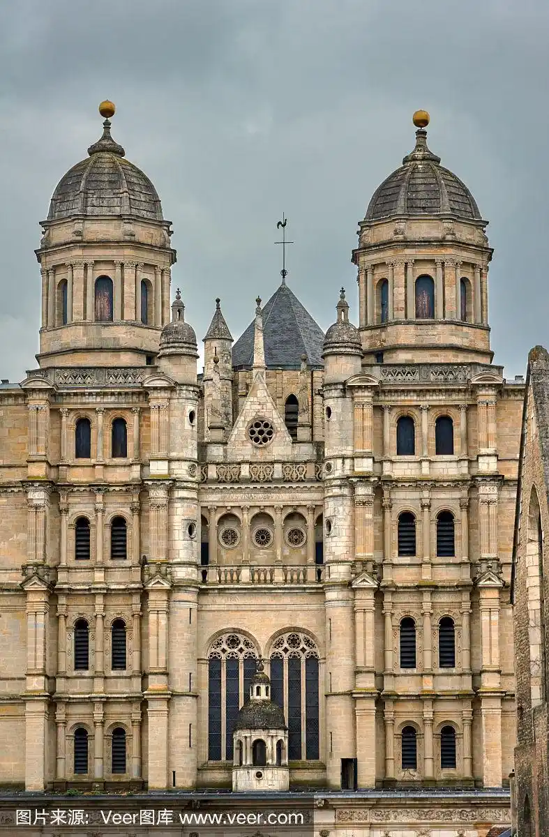 罗马式教堂正面的细节