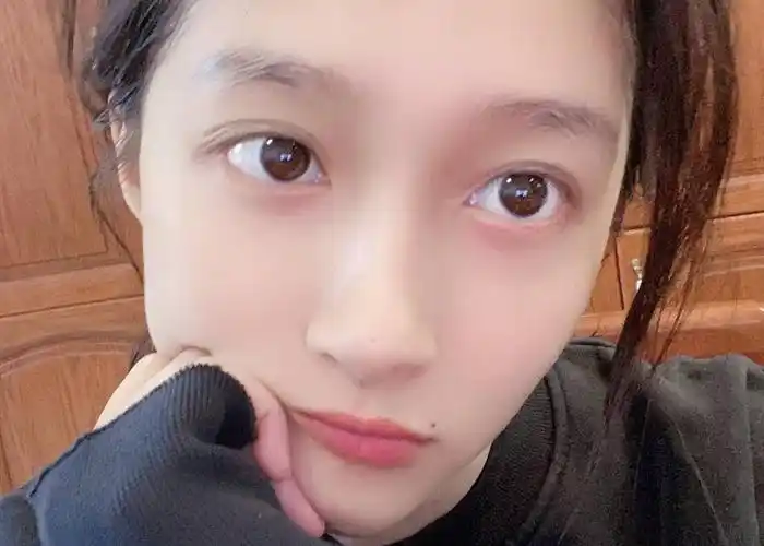 关晓彤美颜开到十级,五官磨成一条线,谁注意她嘴角还有一颗痣?