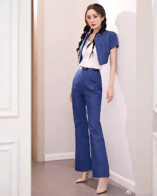 杨幂#一袭清爽牛仔蓝搭复古风麻花辫,美丽飒气!