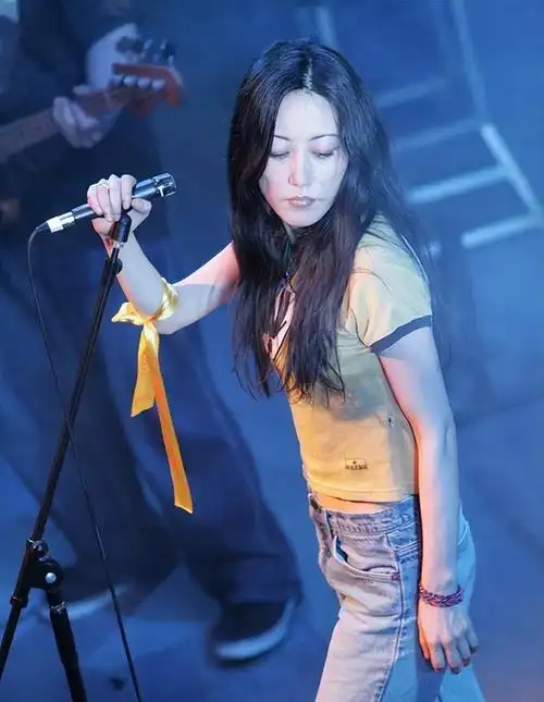 悲情的姜昕:窦唯已是过客,婚后丈夫抑郁自尽,51岁的她还好吗?