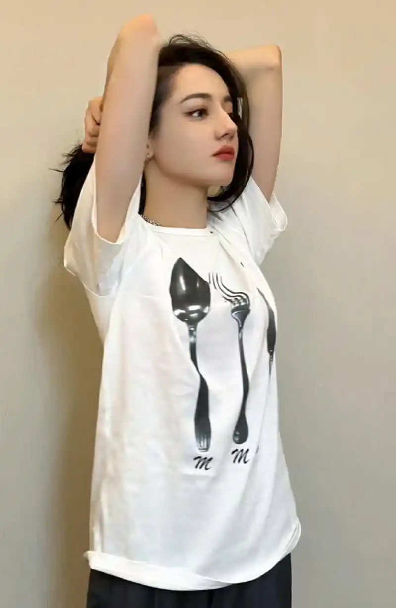 热巴分享库存日常照,她平时也很喜欢自拍,尤其是侧面角度偏多,毕竟