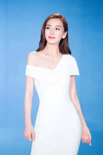 angelababy一袭白色连衣裙宛如落入凡间的天使