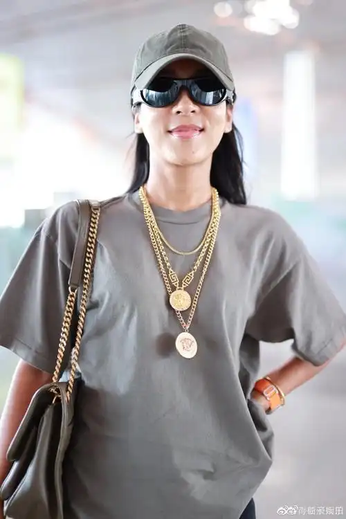 美白滤镜下的吉克隽逸