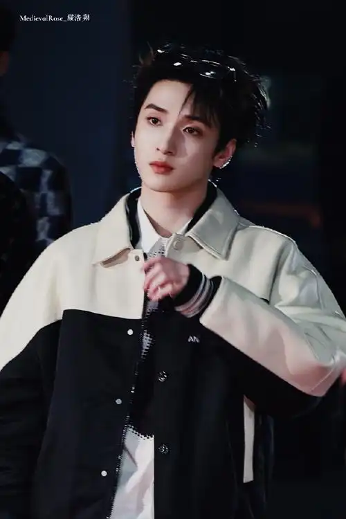 94@时代少年团-严浩翔#严浩翔黑白拼接外套