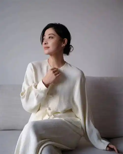 看了47岁梅婷的打扮,我悟了:衣基础,裙过膝,才是真正的优雅_衣服_女性