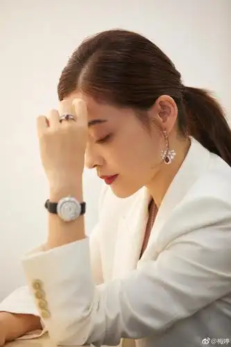 原创44岁梅婷就是会穿搭,一袭白色西服套装搭配低马尾发型,意外减龄