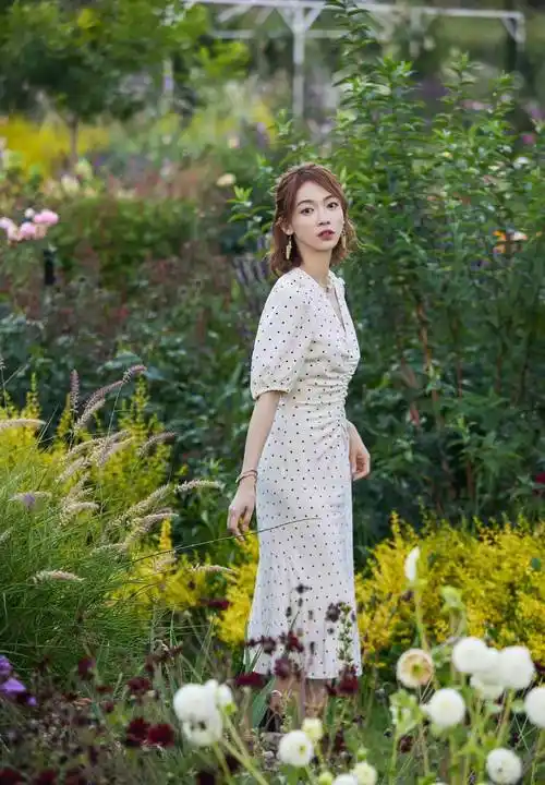 吴谨言春季外拍写真上线,身穿波点连衣裙,清新文艺又温柔!