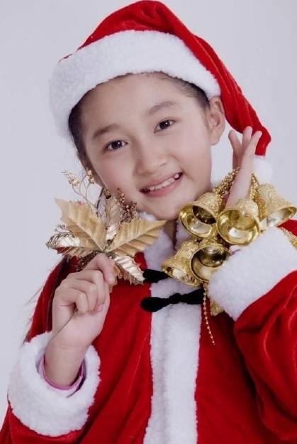 关晓彤提前庆六一晒幼儿时期童年照大眼睛小圆脸像极了洋娃娃