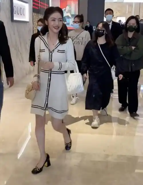 镜头前貌美如花,私下走路姿势却破功了,这8位女星反差太大_刘涛_身材