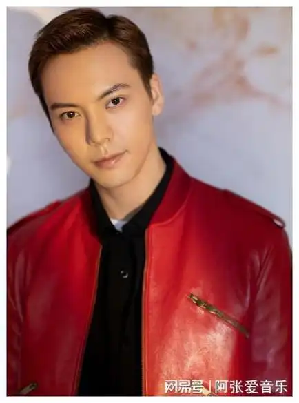 陈伟霆换了新发型,留背头的他突然发现不帅了,颜值下降