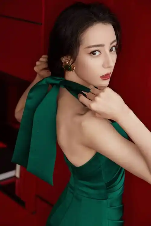 盘点迪丽热巴2021年的性感写真!美得让人挪不开眼