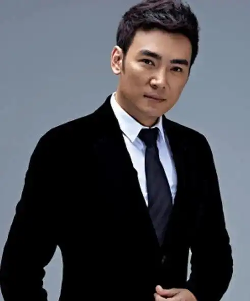 52岁焦恩俊晒近照,胡须已白感叹熬夜伤身,网友:男神老了!