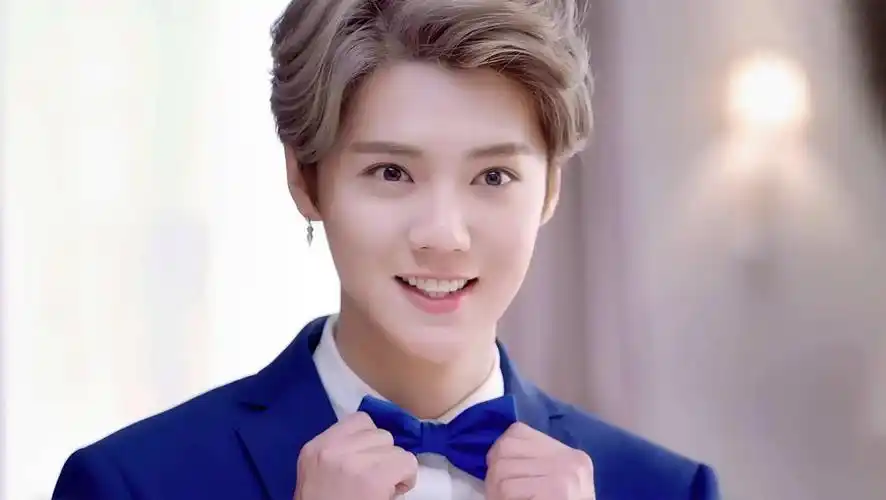 许多网友纷纷对鹿晗的身体表示实在担心,因为接下来鹿晗行程满满,还有