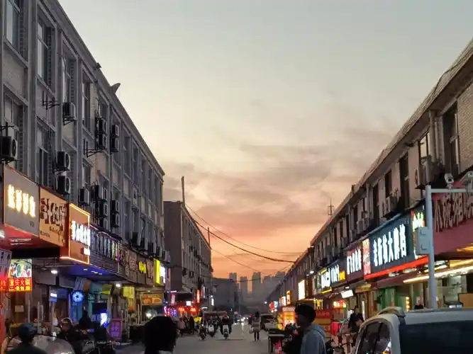 傍晚的小吃街的小商贩们慰籍着疲惫一天的人们的胃,为人间添上他们的