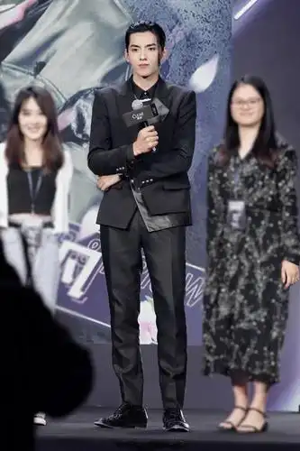 刘昊然吴亦凡的简约风和西装杀既酷又雅