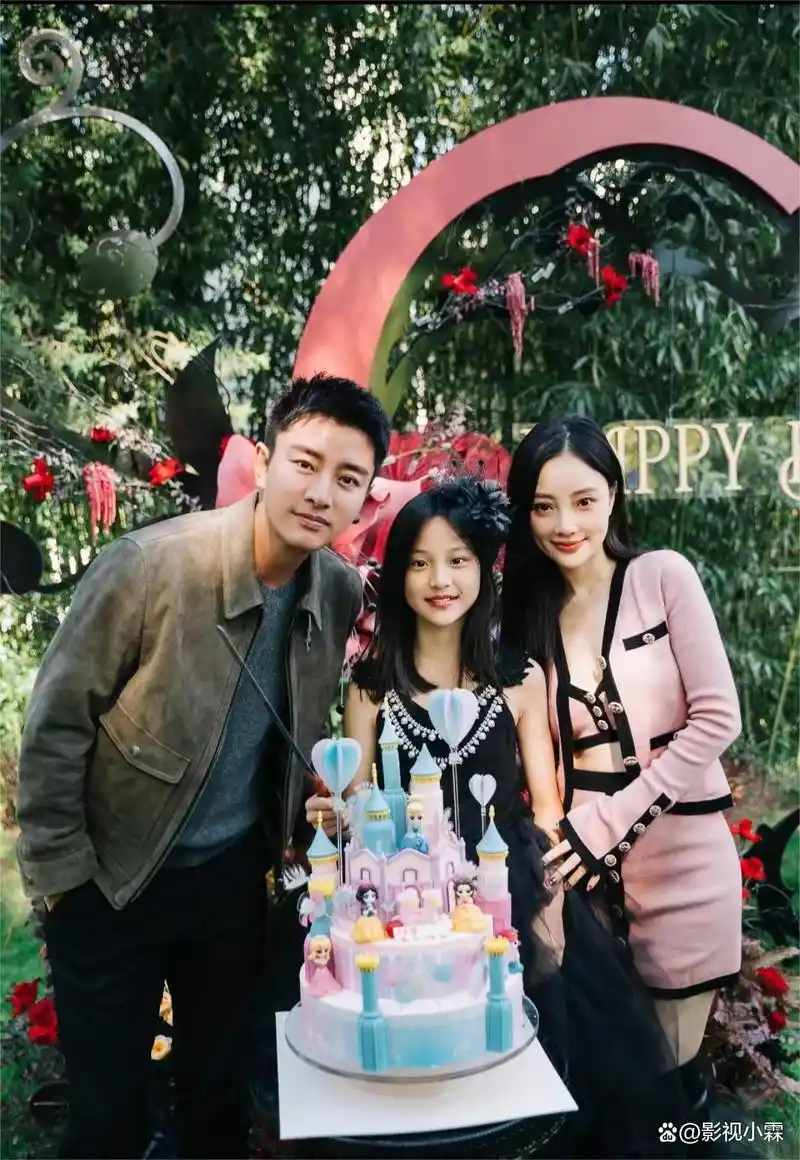 贾乃亮新恋情曝光,女友小鸟依人型,晚餐后共回男方住处