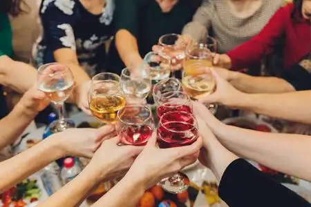 法国人喝酒图片