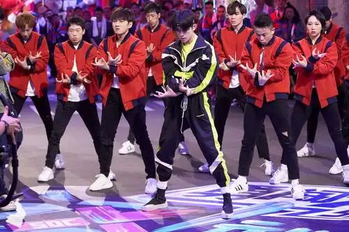 就是街舞》第二季易烊千玺展街舞魅力 队长大秀燃爆街区