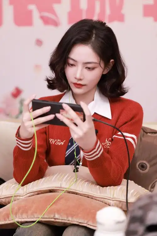 许佳琪超话02@许佳琪kiki#许佳琪和平精英直播#吃鸡目标达成