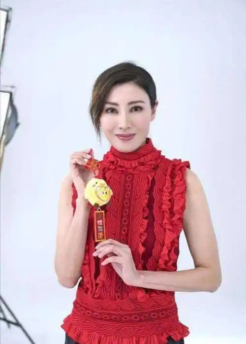 李嘉欣真是会打扮,穿时尚裙配高马尾,50岁美得太真实_身材_女人_外套