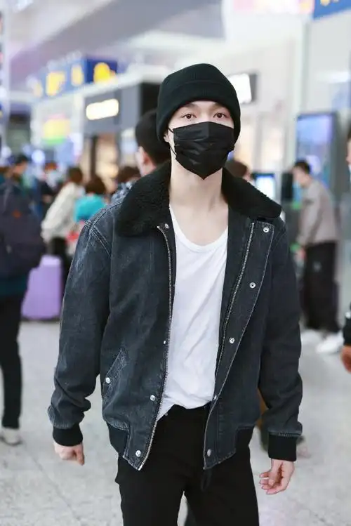 张艺兴[超话]#张艺兴今日高铁站造型～戴帽子也太可爱了吧!辛苦了啊!