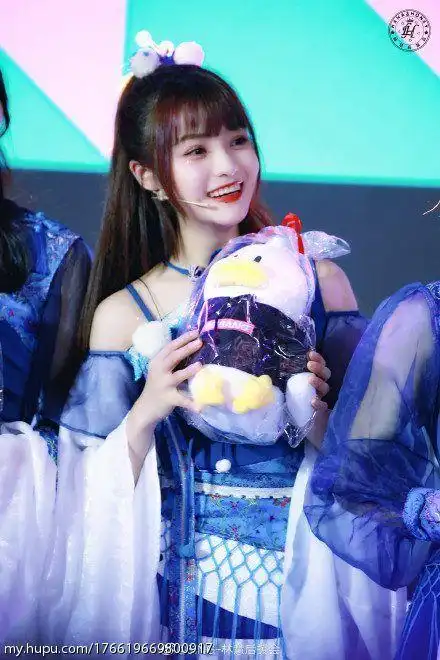 她还是sing女团的主唱,b站上很多她的翻唱翻跳,简直可爱暴击.