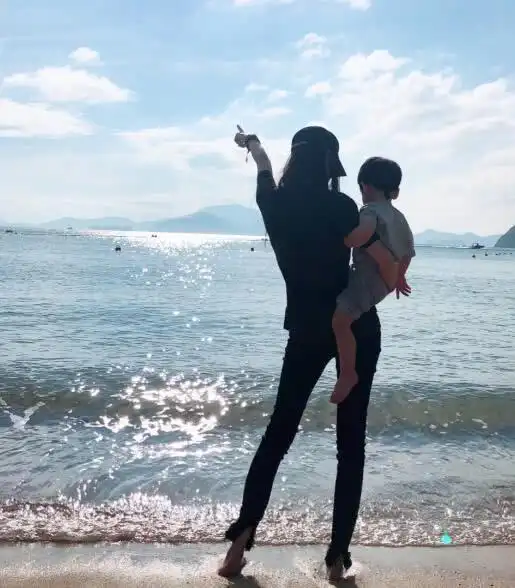 黄晓明模仿baby单手抱小海绵,baby无事,晓明闪了背,教主身体