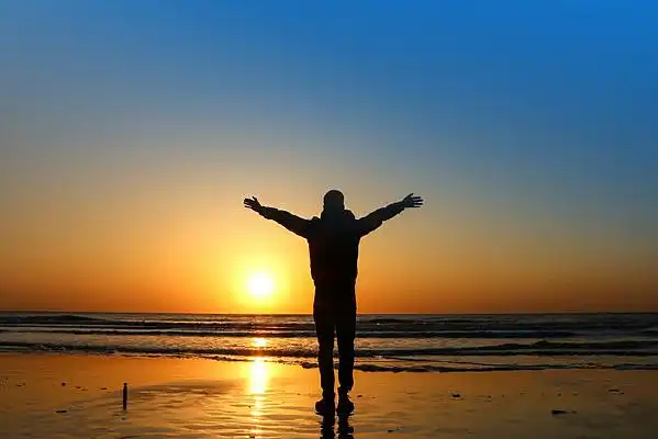 面朝大海拥抱日出环卫工人在花园浇水师傅维修风转孩童背影闽南新娘玩