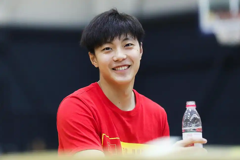 胡明轩22岁生快一波cba美少年壁纸送上快来查收