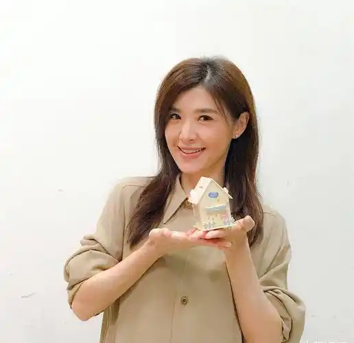 岁苏慧伦的近况照,可以发现她分享的许多日常照中,一点也不怕素颜出镜