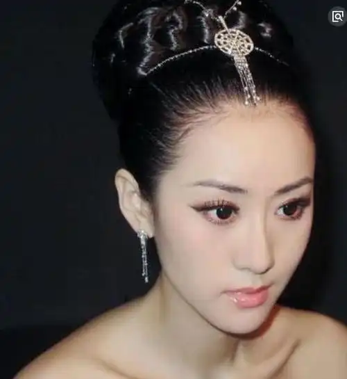 和父母一样低调,只认真演戏不管其他,曾出演过《红楼梦》,《玉蜻蜓》