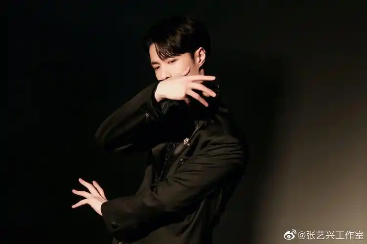 [张艺兴][分享]201011 张艺兴《舞蹈风暴》花絮图释出,钉珠西装精致