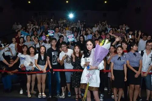 杨幂济南路演被指高冷面对粉丝?背后的真相看后令人寒心!