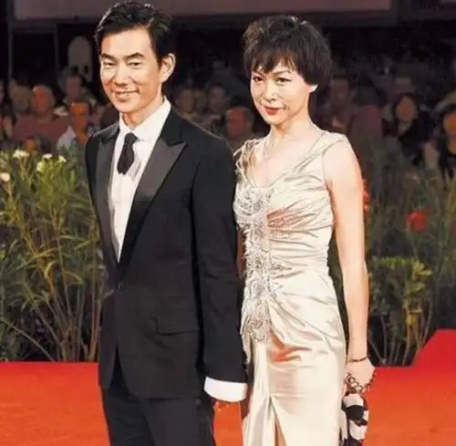 任贤齐的老婆任贤齐与妻子罕同框