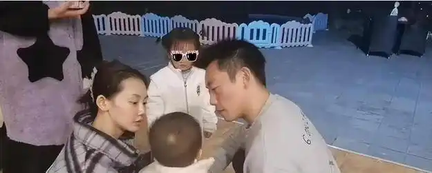 郑恺苗苗两家人吃饭三胎女宝宝意外出镜老大老二正脸都像郑恺