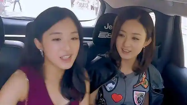 赵丽颖张含韵在一起欢乐多,悄悄话说不完,有点好嗑丨偶像