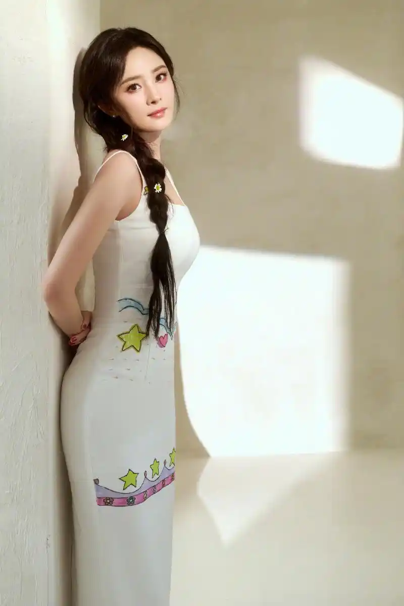 忆龄:36岁的杨幂,前凸后翘的身材,你确定顶得住?