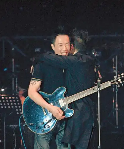 图文:海阔天空音乐会-黄贯中笑容满面