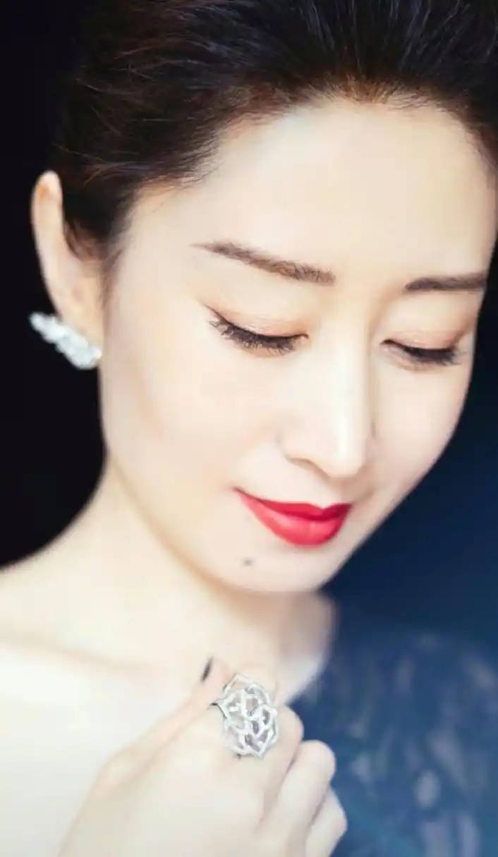 不管是主角还是配角,刘敏涛总能让人投入到她的世界, 好演员的一举一