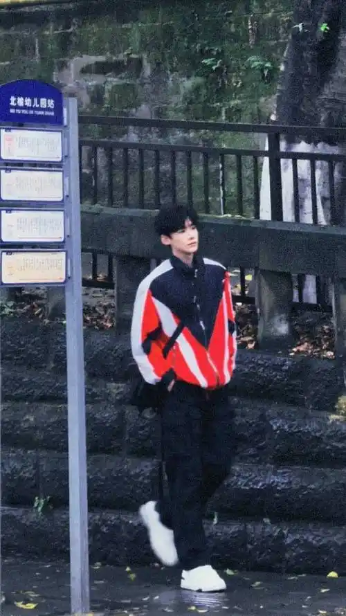 白敬亭难哄校服路透