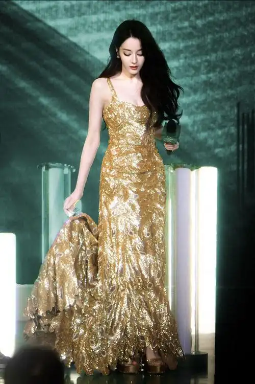 迪丽热巴鎏金女神,烈焰红唇搭配高定礼服,网友:简直太惊艳了_长裙_姿