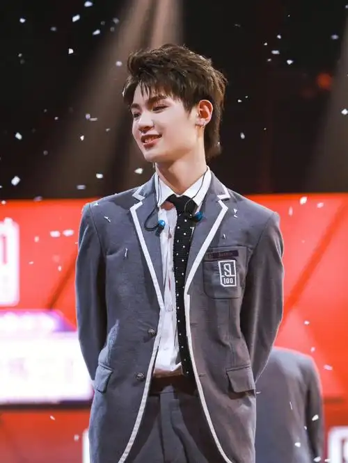 黄明昊  #ninepercent  我不允许有人还不知道出道夜扩胸运动的昊哥