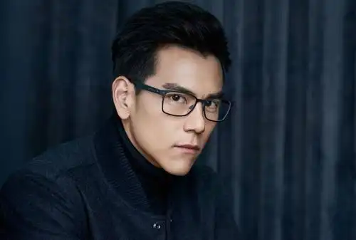 男星戴眼镜谁最帅?王凯第八,易烊千玺第二,他秒变"小奶狗"