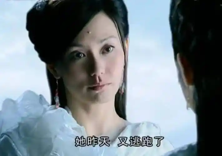 紧接着,36岁的郭妃丽又在胡歌版《天外飞仙》中饰演二仙女.