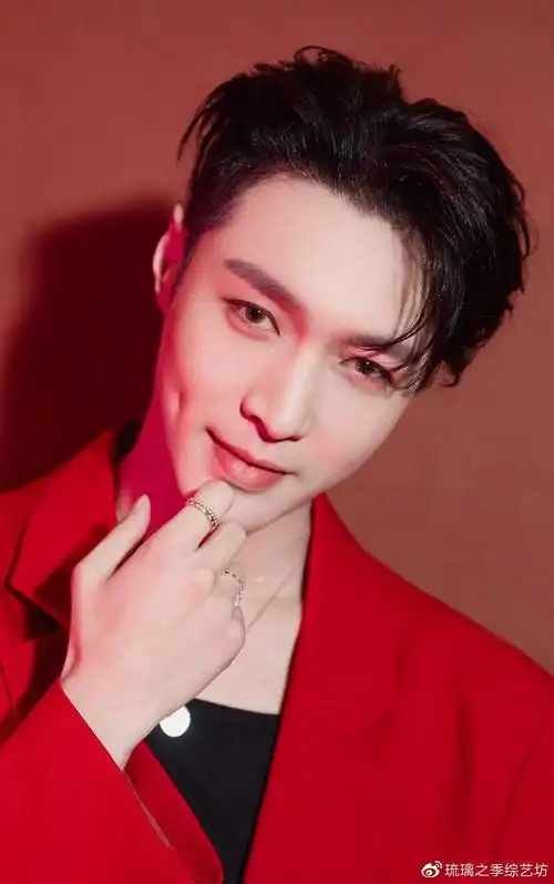 张艺兴最新造型绝了!红色丝绒套装搭配金丝边眼镜,复古又撩人!