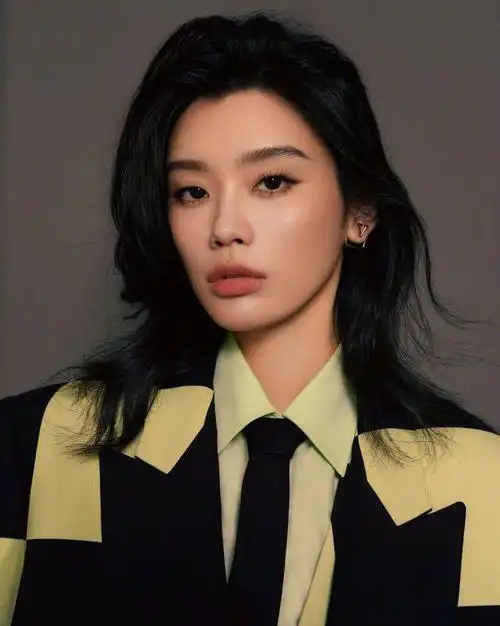 奚梦瑶高级感十足,棋盘格造型引领时尚潮流|西装|模特|时尚界_网易