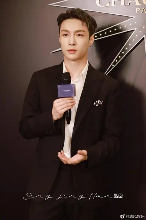 张艺兴今日线下活动饭拍,终于看到新鲜的艺兴了,一身黑色西装帅气十足