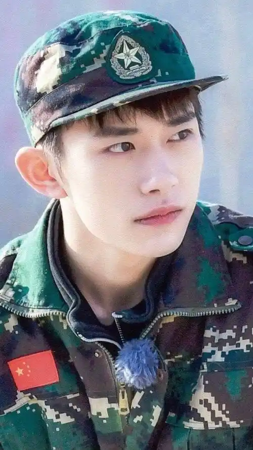 易烊千玺参加中戏军训